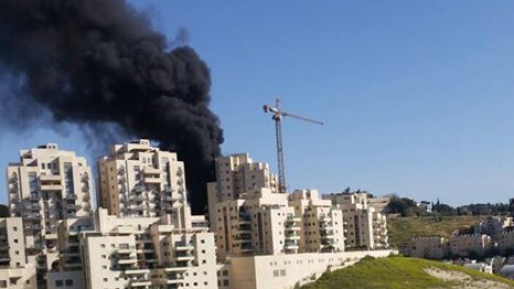 צילום: דוברות כב עשן שריפת פסולת חדר לבניין מגורים בירושלים