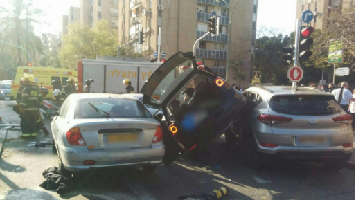 צילום: תיעוד מבצעי מד אישה ובנה הפעוט נפצעו בינוני עד קשה בתאונת דרכים בתל אביב