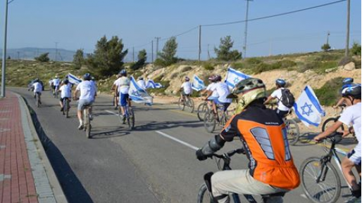 צילום: מועצה אזורית שומרון מאות לקחו חלק במסע אופניים לזכר הזוג הנקין שנרצח ע"י מחבלים