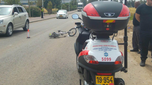 רוכב אופניים חשמליים נפצע בתאונה בתל אביב