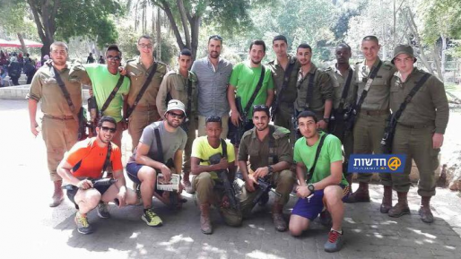 צילום: חדשות 0404 שלף את כרטיס האשראי ושילם על כל החיילים