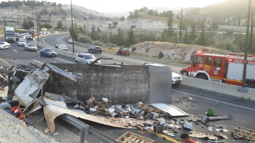 צילום: דוברות כב משאית שהובילה יין התהפכה בכביש 1 ממעלה אדומים לים המלח