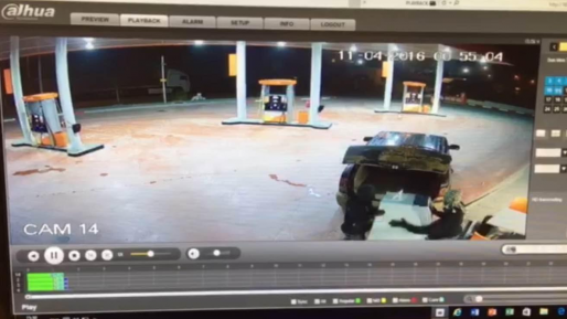 צילום: מצלמת אבטחה צפו: המתדלק נמלט מהערבים שנעלמו עם מכשיר הכספומט