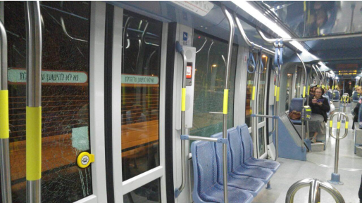 צילום: חדשות 0404 נזק לשתי דלתות וחלון בפיגוע אבנים וצבע לעבר הרכבת הקלה