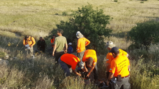 צילום: חטיבת דובר המשטרה שתי צעירות שאיבדו דרכן בנחל אל-על חולצו בשלום