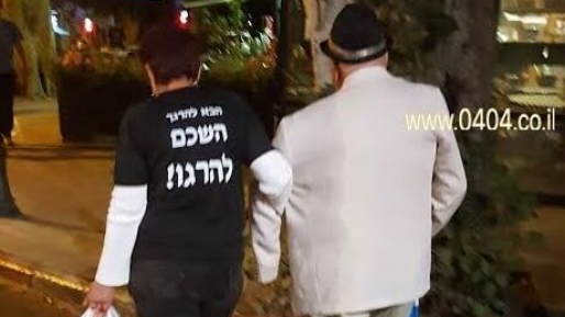 צילום: שרון בן אדיבה תמונה שאומרת את הכל: זוג מבוגרים בעצרת למען הלוחם