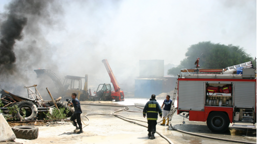 ערבי הצית חצר בית, פחי אשפה ועוד בפתח תקווה וצפה בפעולות הכבאים