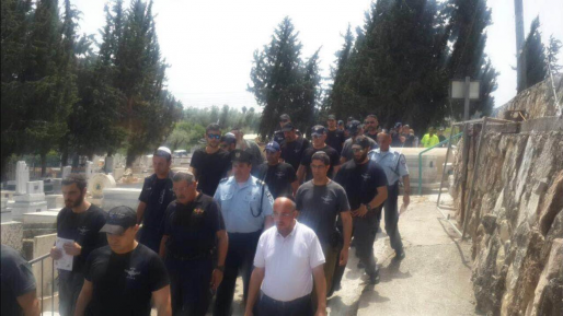 צילום: באדיבות המשטרה כבוד אחרון: שוטרים רבים התגייסו ללוות ניצולת שואה בדרכה האחרונה