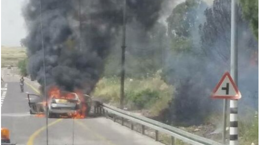 צילום: איתן גור רכב עלה באש בקצרין וגרם לדליקה בשטח פתוח