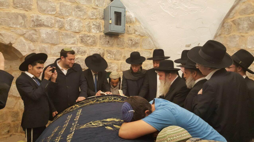 צילום: מועצה אזורית שומרון יהודים רבים ביקרו בקבר יוסף. דגן: "עוד פעם לבוא כגנבים בלילה"