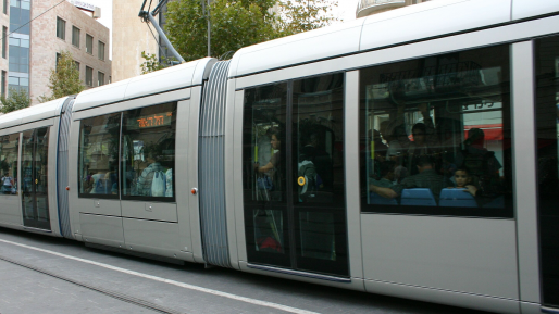 צילום: 0404 לפחות שלושה פיגועי אבנים בתוך שעה בירושלים, שקיות צבע ואבנים הושלכו לעבר הרכבת הקלה
