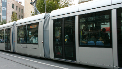 נזק לרכבת הקלה בפיגוע אבנים בשועפט – שני ערבים נעצרו