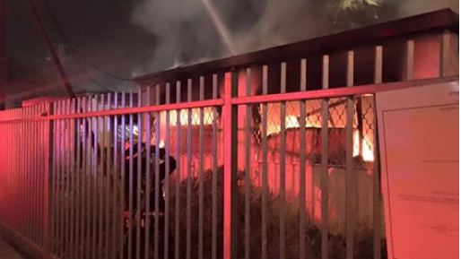 צילום: דוברות כב שלושה קראוונים עלו באש במתחם בית ספר בפתח תקוה