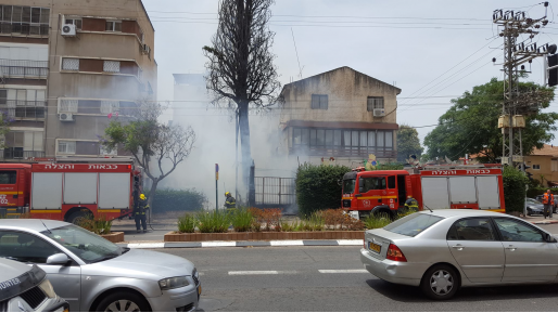 צילום: אביב אלקיס שריפה פרצה במבנים יבילים בפתח תקווה