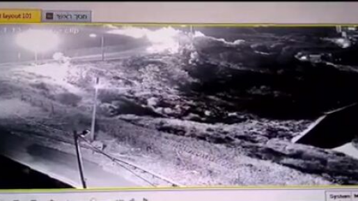 צילום: מצלמת אבטחה פרסום ראשון: ערבי נתפס על גדר בסיס עופרית בירושלים