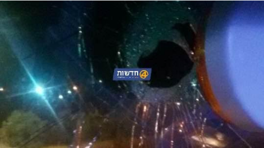צילום: חדשות 0404 מחבלים רגמו אוטובוס באבנים סמוך לחלחול – שמשתו נופצה