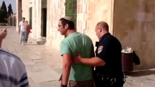 צילום: מטה ארגוני המקדש צעיר יהודי אמר "אמן" בהר הבית ונעצר