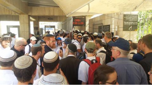 צילום: מטה ארגוני המקדש ח"כ יהודה גליק הגיע לכניסה להר הבית ורקד עם המבקרים