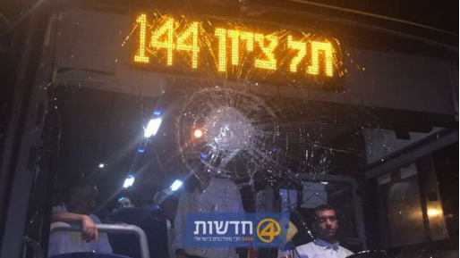 צילום: ביטחון אדם נהג נפצע קל בפיגוע אבנים לעבר אוטובוס בציר חיזמא-אדם