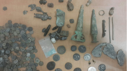 צילום: רשות המסים נהג שגרירות נורבגיה בישראל נתפס עם פסלונים ומטבעות עתיקים