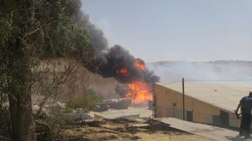 צילום: דוברות כב שריפת קוצים גדולה במחנה ישי: סכנה למבנים בבסיס