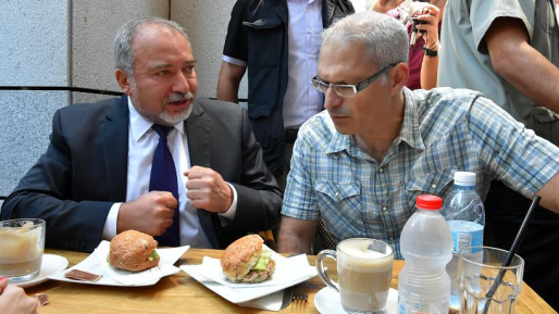 צילום: אריאל חרמוני, משרד הביטחון ליברמן במקום הפיגוע: "אין לי כוונה להסתפק בדיבורים"