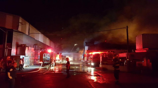 צילום: מדברים תקשורת שריפה גדולה פרצה במפעל אריזה בלוד