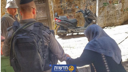 צילום: חדשות 0404 זה ההבדל הגדול ביננו: לוחם מסייע לקשישה מוסלמית