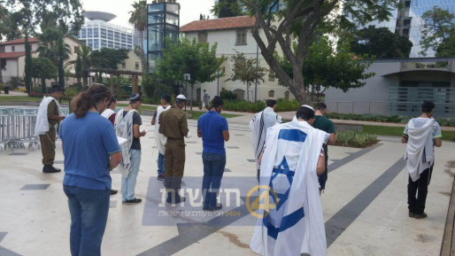 צילום: חדשות 0404 עטופים בדגל: תפילת שחרית נערכה במתחם שרונה