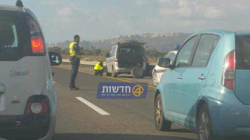 צילום: חדשות 0404 כמו שצריך: שוטרים עצרו תנועה בכדי לאפשר לנהג להחליף צמיג
