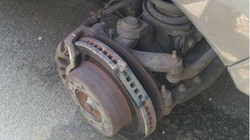 צילום: דוברות המשטרה גלגל משאית ניתק, פגע במתדלק בכביש 4 ופצע אותו קשה