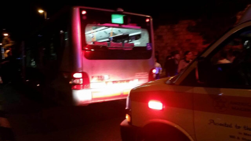 צילום: אבי אורלוב, תיעוד מבצעי מד 4 נפגעים קל בפיגוע אבנים לעבר אוטובוס בירושלים