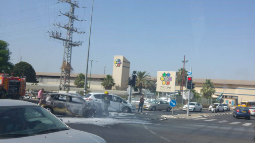 צילום: עומר שרביט פצוע בתאונה בא.ת. צריפין – אחד מכלי הרכב עלה באש