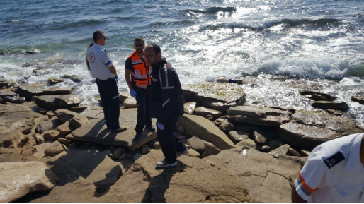 צילום: דוברות איחוד הצלה שני בני אדם טבעו בחוף נעורים וחולצו כשהם מעורפלי הכרה