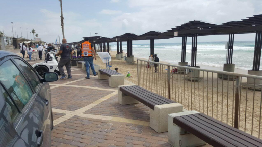 צילום: דוברות איחוד הצלה צעיר טבע בחוף דדו בחיפה וטופל במצב בינוני