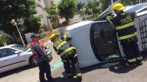 צילום: דוברות כב הסתיים בנס: שני נפגעים קל בהתהפכות רכב בנהריה