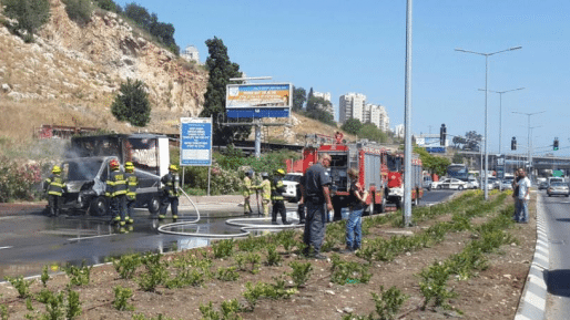 צילום: דוברות כב משאית עלתה באש באזור נשר. גורם כיבוי: "אסור להזניח טיפול"