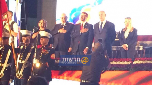 צילום: חדשות 0404 הלם בקהל בבית השגריר: הנשיא ריבלין עם יד על הלב בהמנון ארה"ב