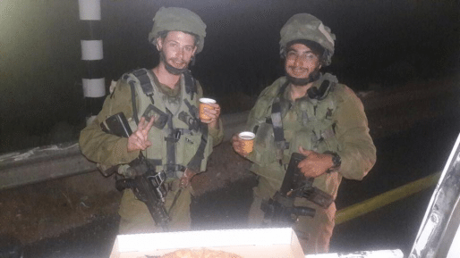 צילום: חדשות 0404 מודים לחיילינו בהר חברון ובכניסות לכפרים עם פיצות ושתייה