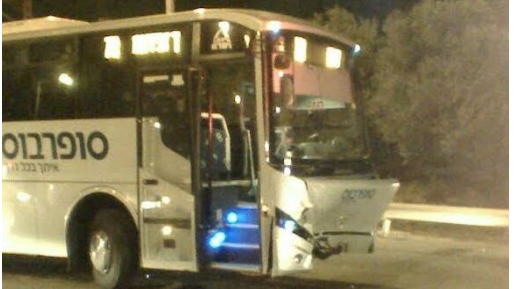 צילום: דוברות איחוד הצלה ארבעה נפגעים בתאונה בין אוטובוס לרכב פרטי סמוך לצומת חסידים