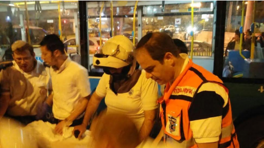 צילום: יונתן שור צעיר נפצע מפגיעת אוטובוס בירושלים. נשיא איחוד הצלה העניק לו סיוע ראשוני