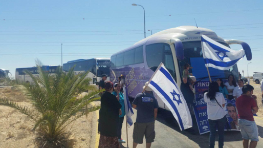 צילום: מטה המאבק משפחתו של אורון שאול חסמה אוטובוסים של משפחות מחבלי חמאס