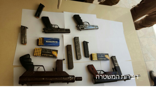 צילום: דוברות המשטרה רובים ואקדחים נתפסו בביתו של בן 18 בכפר קרע