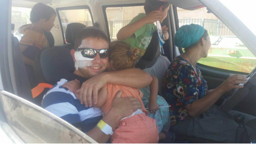 צילום: חדשות 0404 שוקי גלבוע שנפצע בפיגוע חזר הביתה והתקבל בהתרגשות
