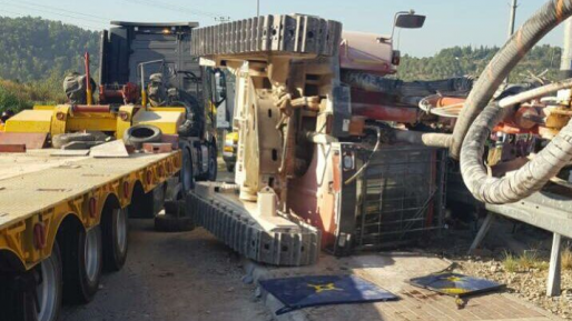 צילום: דוברות כב״ה מחוז ש״י נקבע מותה של האשה שנפגעה מטרקטור שנפל ממשאית