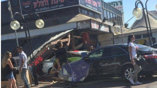 צילום: מדברים תקשורת רכב התנגש במסעדה בחולון – אין נפגעים