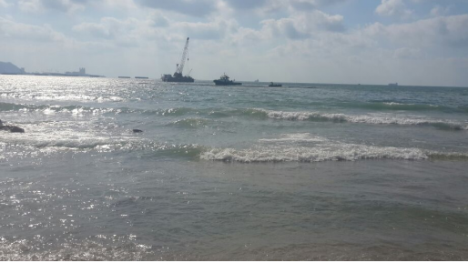 צילום: המשרד להגנת הסביבה כתם דלק קטן נתגלה בחופי חיפה
