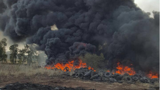 צילום: דוברות כבאות והצלה, מחוז צפון "ירוק עכשיו" במכתב לארגון איכות הסביבה של האו"ם: "גנו ומנעו שריפת צמיגים נוספת בגבול הרצועה"