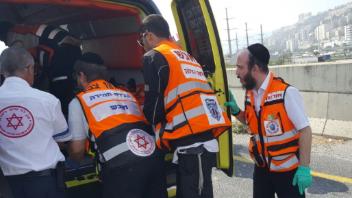 צילום: דוברות איחוד הצלה הולך רגל נפצע בינוני מפגיעת אוטובוס סמוך לבית ליד