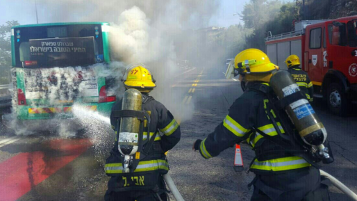 צילום: כבאות והצלה, מחוז ירושלים אוטובוס התלקח בעליות לירושלים – במקום עומסי תנועה
